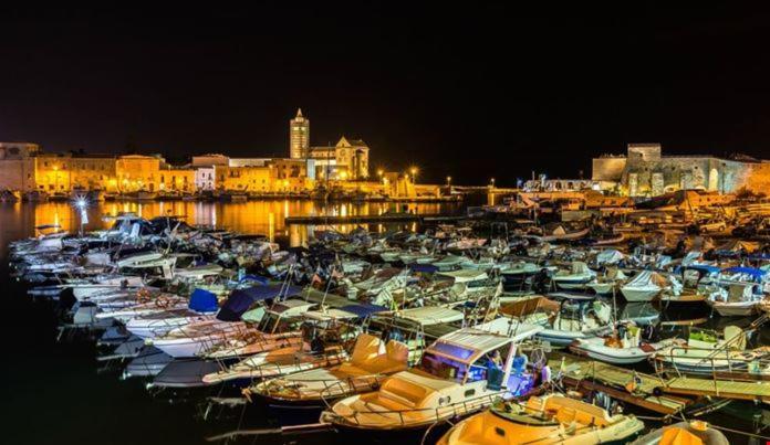 Casa Vacanze Cristoforo Colombo Holiday Trani Bagian luar foto